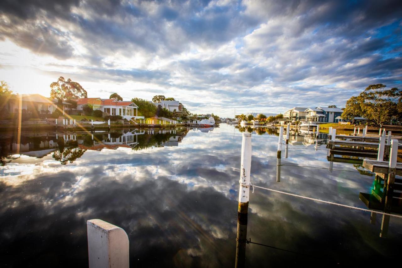 Captains Cove Resort - Waterfront Apartments Paynesville Extérieur photo