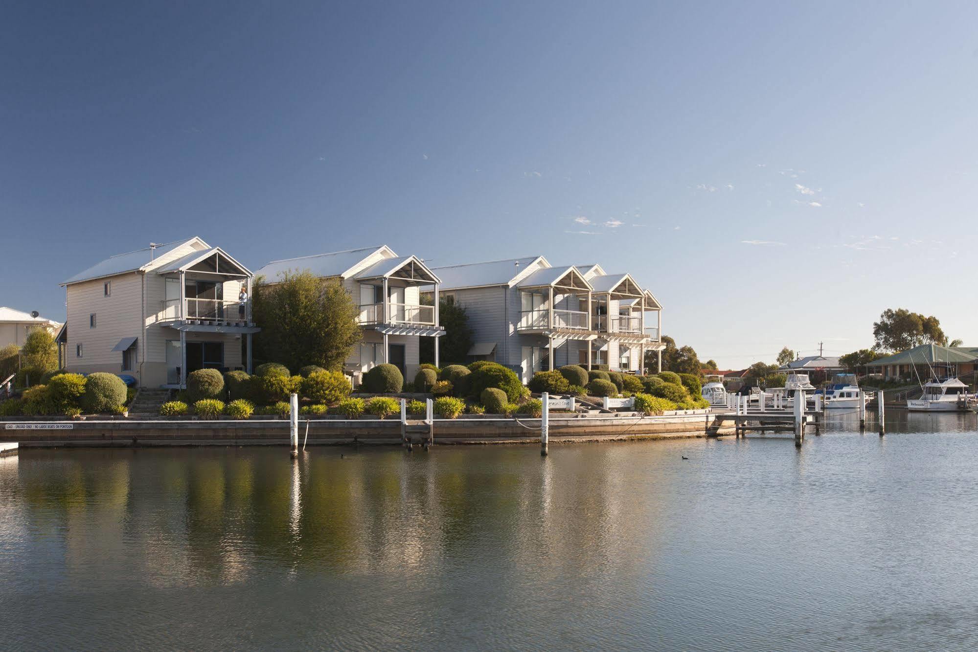 Captains Cove Resort - Waterfront Apartments Paynesville Extérieur photo